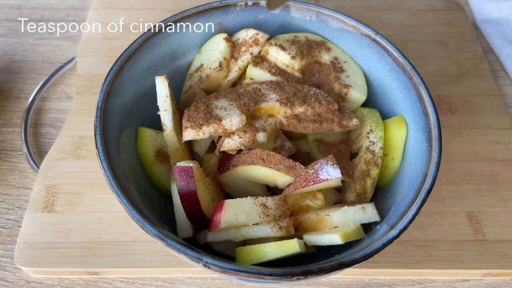 Vynikající domácí jablečný koláč ve tvaru růže – příprava za 5 minut