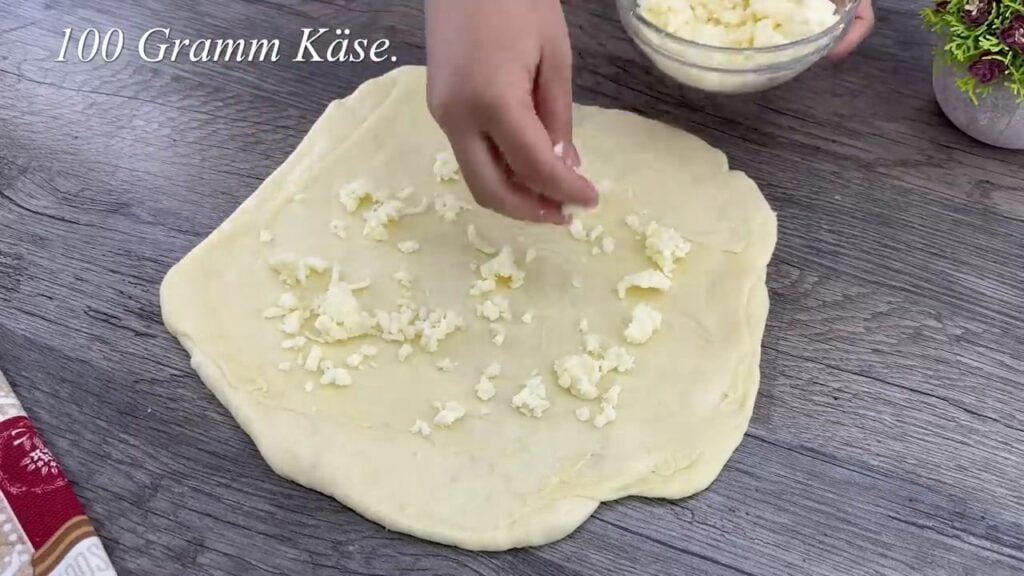 Nadýchané, velmi měkké a jemné slané šneky se sýrovou náplní, posypané mákem – vyzkoušejte je!