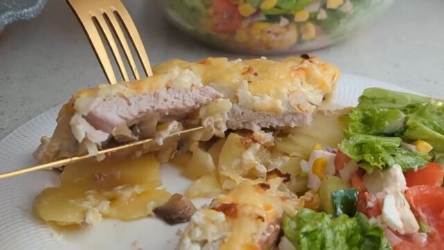 img-llvZBzSmtmU-20 vynikající zapečené vepřové karé s bramborami v troubě se skvělým zeleninovým salátem