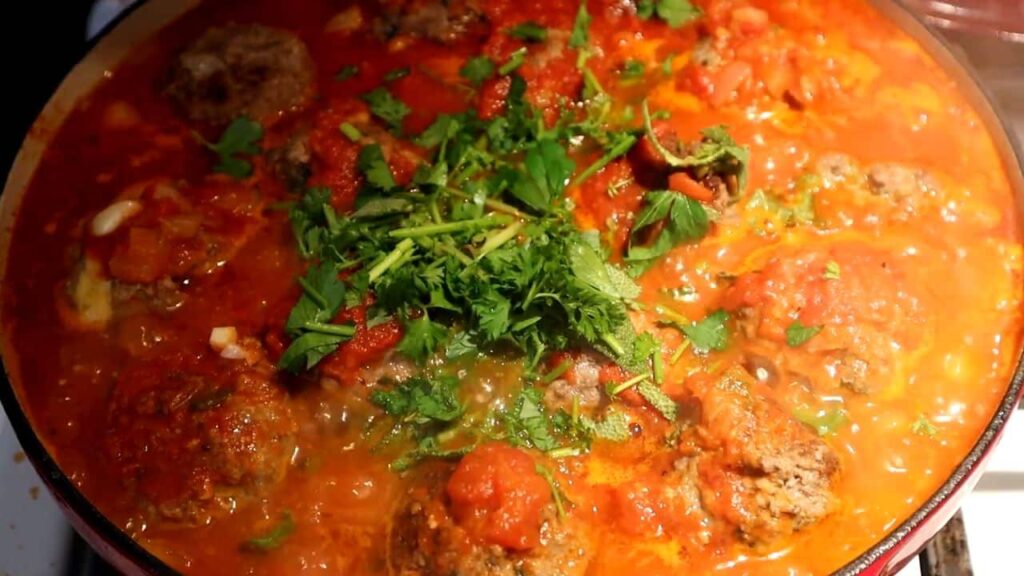 Velmi chutné masové kuličky s brambory v italské rajčatové omáčce – večeře hotová!