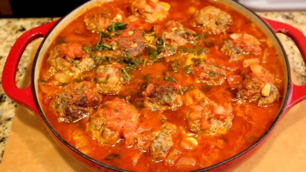 Velmi chutné masové kuličky s brambory v italské rajčatové omáčce – večeře hotová!