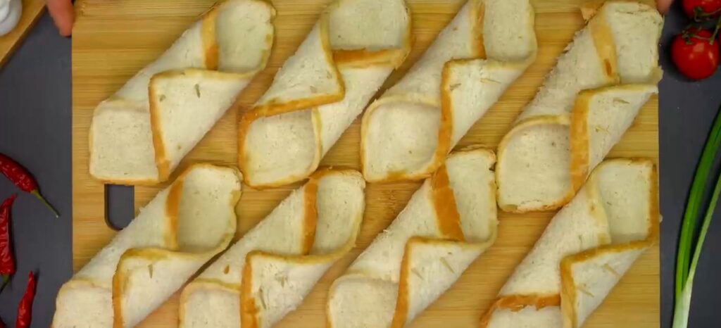 Zapečené toastové chlebíčky se sýrovou náplní a frankfurtskými párky – vynikající snídaně!