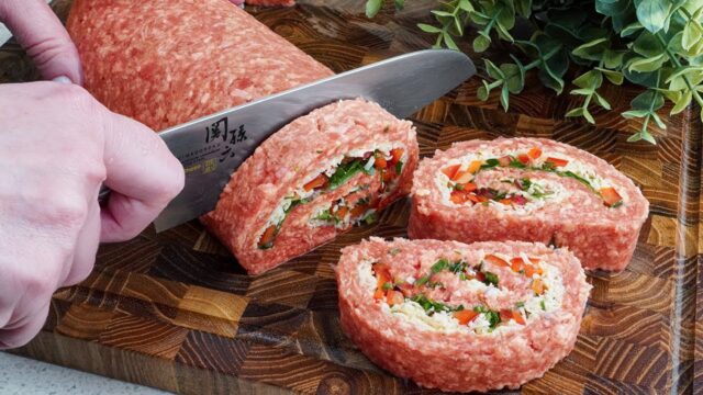 Smažená plněná roláda z mletého masa - vydařená kombinace masa, papriky, brambor a sýra