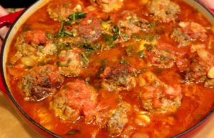 Velmi chutné masové kuličky s brambory v italské rajčatové omáčce - večeře hotová!