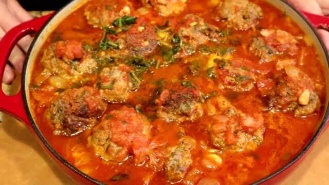 Velmi chutné masové kuličky s brambory v italské rajčatové omáčce - večeře hotová!