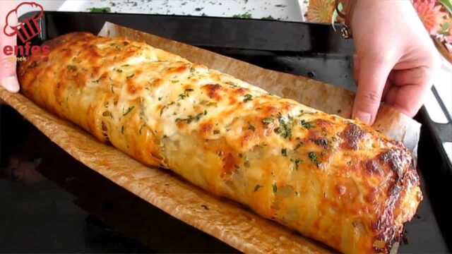 Zapečená bramborová roláda plněná mletým masem se zeleninou a sýrem