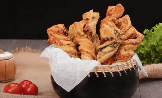 recept inspirace na super pohoštění pro přátele a rodinu – slané vrtule z listového těsta!