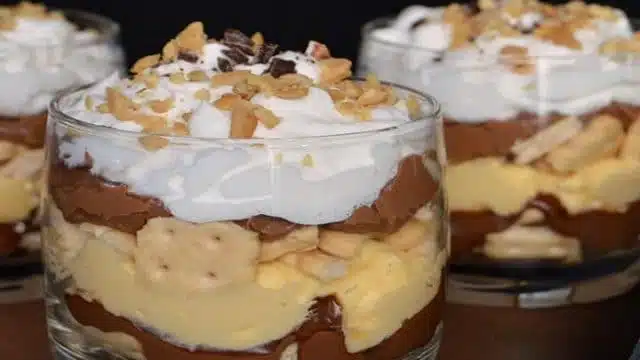 dezert se sušenkami, smetanou a nutellou připravený v poháru!