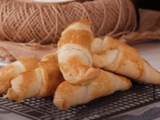 křupavé croissanty se sýrem a kousky šunky – chutnají skvěle!