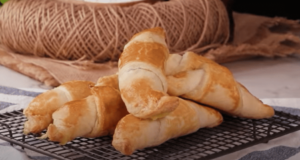 křupavé croissanty se sýrem a kousky šunky – chutnají skvěle!