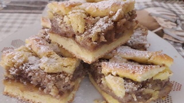 recept mřížkovaný koláč s džemem a ořechovou náplní – ideální chuťovka ke kávě!
