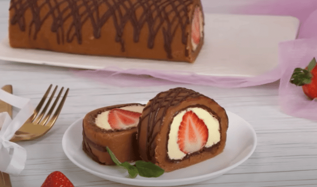 velice oblíbená krémová roláda s kousky jahod!