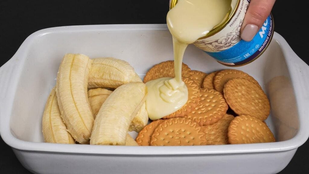 Velmi lahodný a jemný dezert ze sušenek, arašídů a kondenzovaného mléka s banánem - ideální ke kávě!
