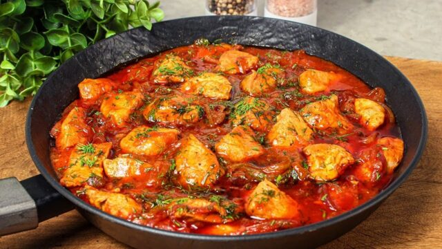 Kuřecí kousky připravené s jemnou omáčkou s přílohou rýže - chutná večeře na stole!