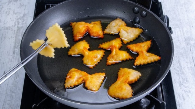 recept na výborné, smažené máslové sušenky v cukrovém sirupu!