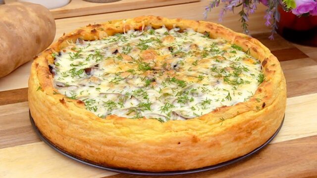 Zapečený bramborový koláč s houbovo-cibulovo-mrkvovou náplní, posypaný sýrem a zdobený koprem
