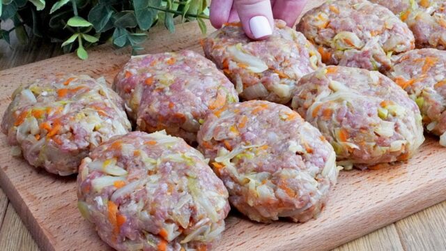 Pečené karbanátky z mletého masa s lahodnou omáčkou z drcených rajčat, zakysané smetany z jednoho plechu - večeře hotová!