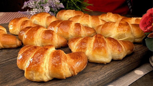 Nejlahodnější máslové croissanty z listového těsta Nejlahodnější máslové croissanty z listového těsta