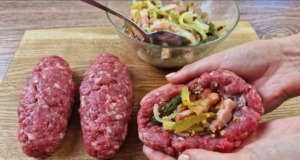 Zapečené karbanátky plněné slaninkou a okurkami s bramborovou kaší Zapečené karbanátky plněné slaninkou a okurkami s bramborovou kaší - Oběd hotový!