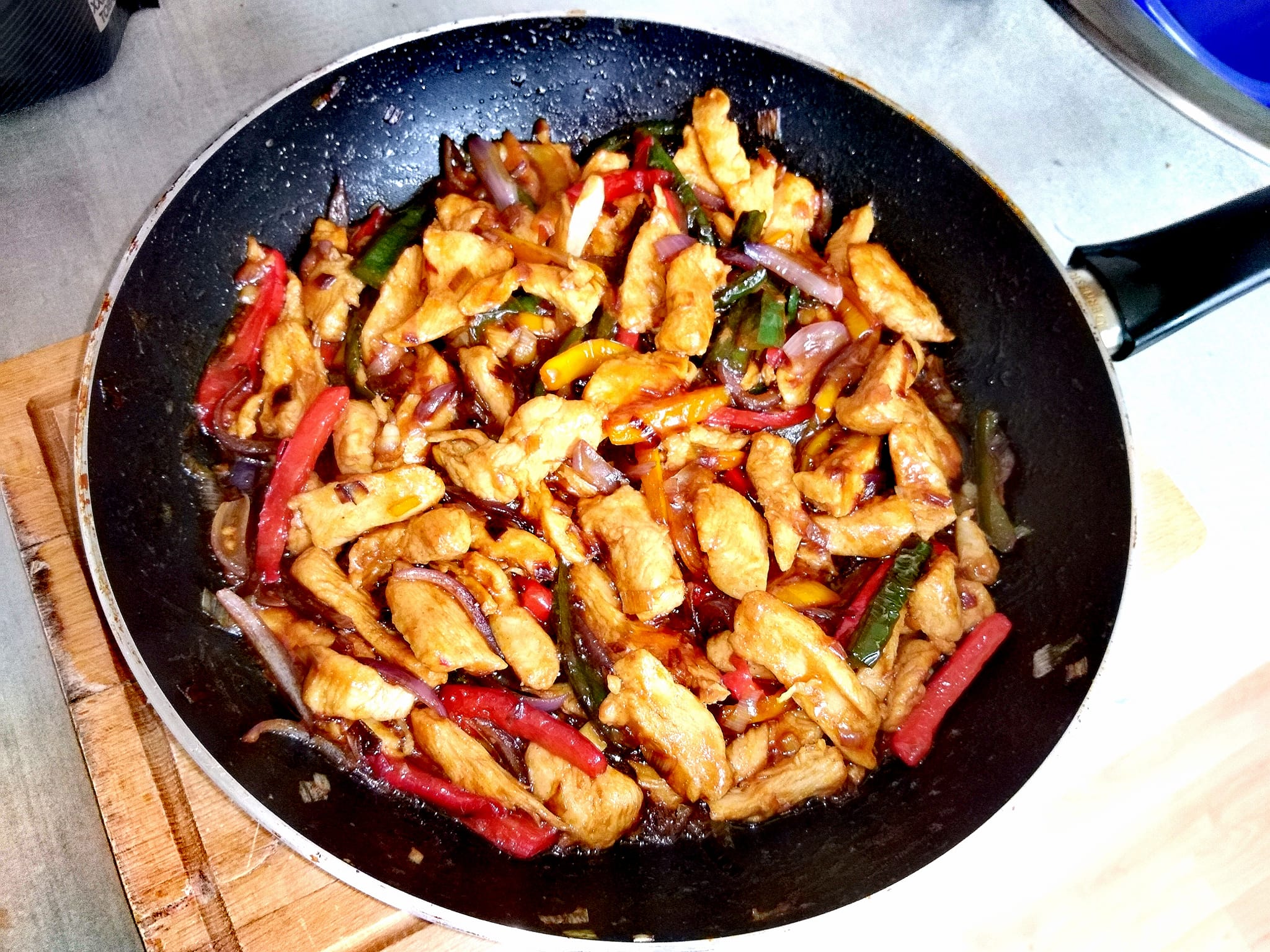 Domácí kuřecí čína se smaženými rýžovými nudlemi Domácí kuřecí čína se smaženými rýžovými nudlemi