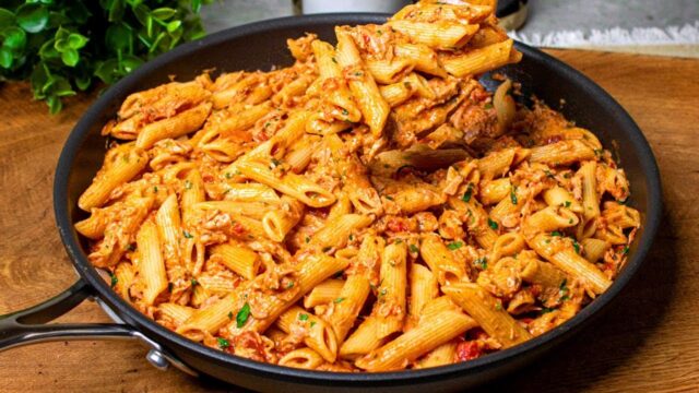 Lahodné těstoviny se zeleninou v rajčatové omáčce s tuňákem a bílým jogurtem