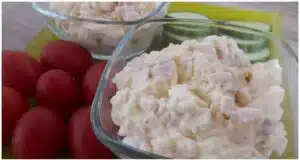 Velmi chutná hermelínová pomazánka s jednoduchou a rychlou přípravou Hermelínová pomazánka s vejci, šunkou a cibulí. Jednoduchý a rychlý recept na chléb, bagetu i slavnostní pohoštění.