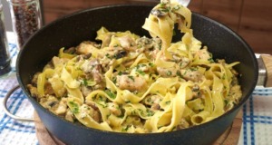 Těstoviny fettuccini s kuřecím masem v houbovo-smetanové omáčce Těstoviny fettuccini s kuřecím masem v houbovo-smetanové omáčce