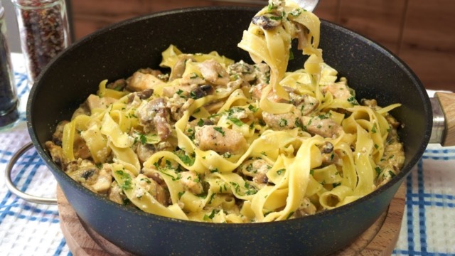 Těstoviny fettuccini s kuřecím masem v houbovo-smetanové omáčce