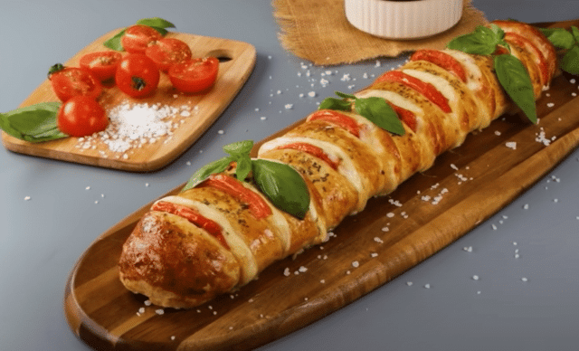 bageta s náplní šunky a sýra: pečeme ji z listového těsta!