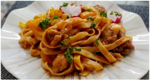 Krůtí maso s nudlemi a zeleninou: Rychlý recept na večeři do 20 minut Recept na krůtí maso s nudlemi, žlutou paprikou a rajčaty:
