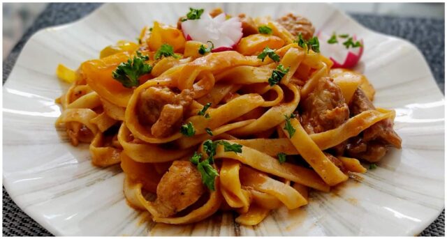 Recept na krůtí maso s nudlemi, žlutou paprikou a rajčaty: Recept na krůtí maso s nudlemi, žlutou paprikou a rajčaty: