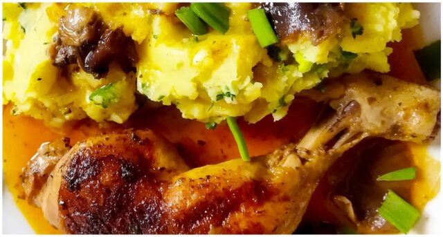 pečená kuřecí stehna na cibuli a houbách se šťouchaným bramborem