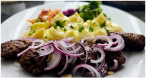 Čevabčiči s bramborovou kaší a zeleninou Čevabčiči s bramborovou kaší a zeleninou