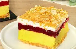 Delikátní francouzská kostka plněná lahodným krém, třešněmi a se smetanovou přikrývkou Delikátní francouzská kostka plněná lahodným krém, třešněmi a se smetanovou přikrývkou