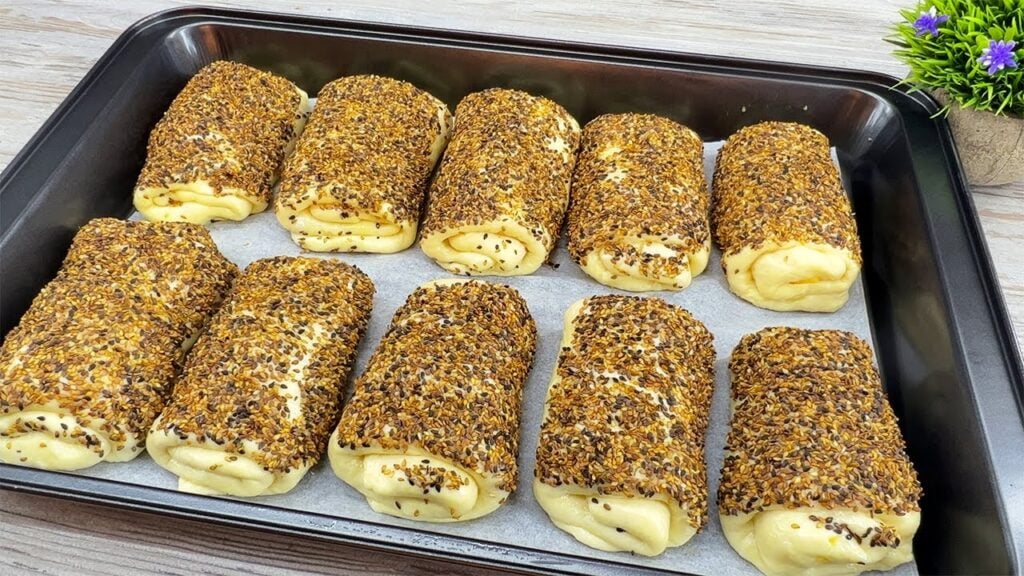 Domácí pečené máslové buchtičky posypané sezamem - Jako od babičky!
