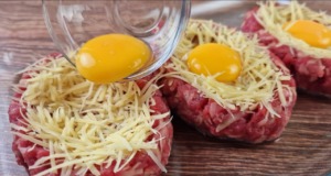 Loďky z mletého masa pokryté sýrem a vejcem podávané s osvěžujícím salátem Loďky z mletého masa pokryté sýrem a vejcem podávané s osvěžujícím salátem