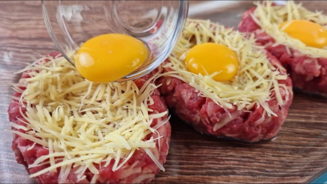 Loďky z mletého masa pokryté sýrem a vejcem podávané s osvěžujícím salátem Loďky z mletého masa pokryté sýrem a vejcem podávané s osvěžujícím salátem