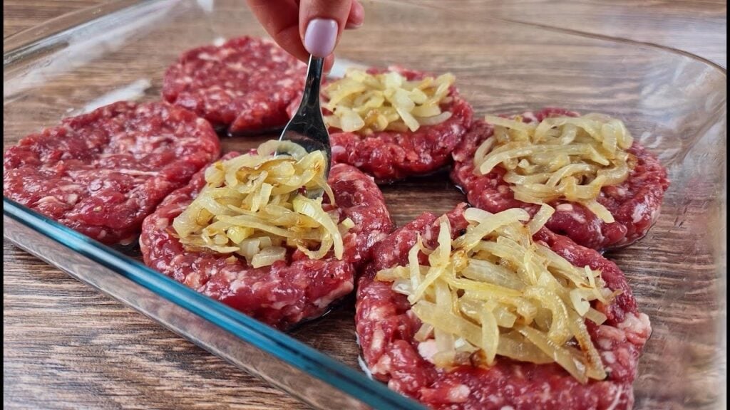Pečené karbanátky z mletého masa s cibulí a sýrem, podávané s lahodným salátem - vyzkoušejte je!