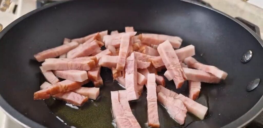 Zapečené karbanátky plněné slaninkou a okurkami s bramborovou kaší – oběd hotový!