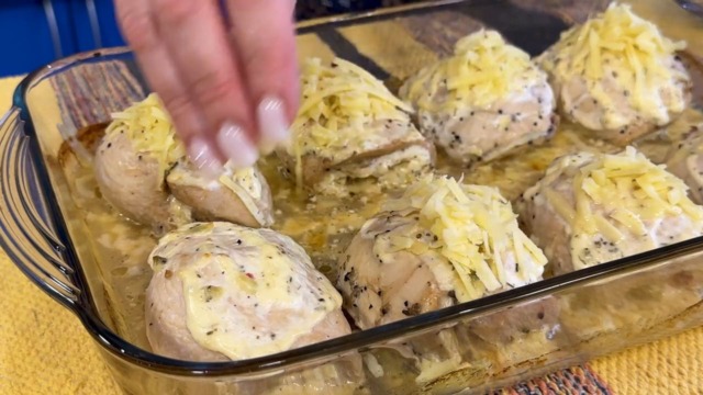 Vyzkoušejte vynikající kuřecí rolky plněné rajčaty a sýrem s oblíbenou přílohou Vyzkoušejte vynikající kuřecí rolky plněné rajčaty a sýrem s oblíbenou přílohou