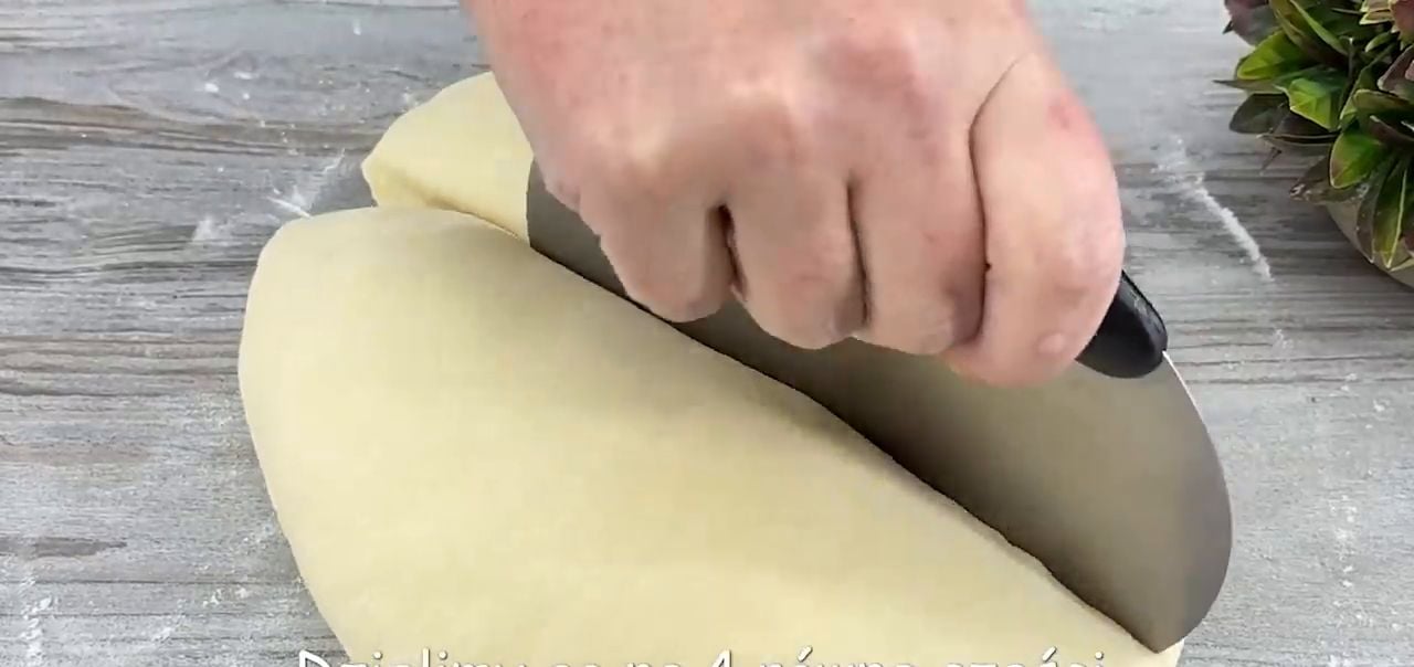 Jemné a nadýchané domácí pečené pletence s tvarohovo-rozinkovou náplní