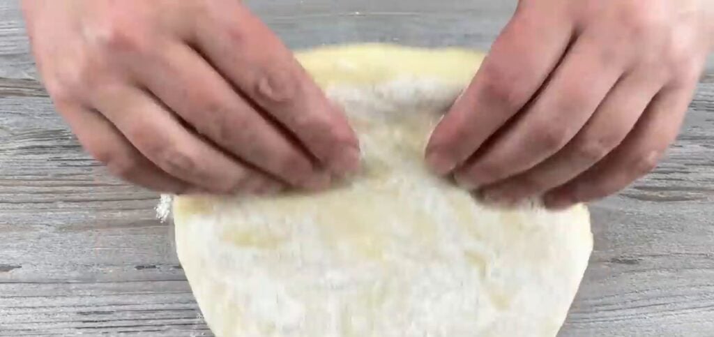 Jemné a nadýchané domácí pečené pletence s tvarohovo-rozinkovou náplní