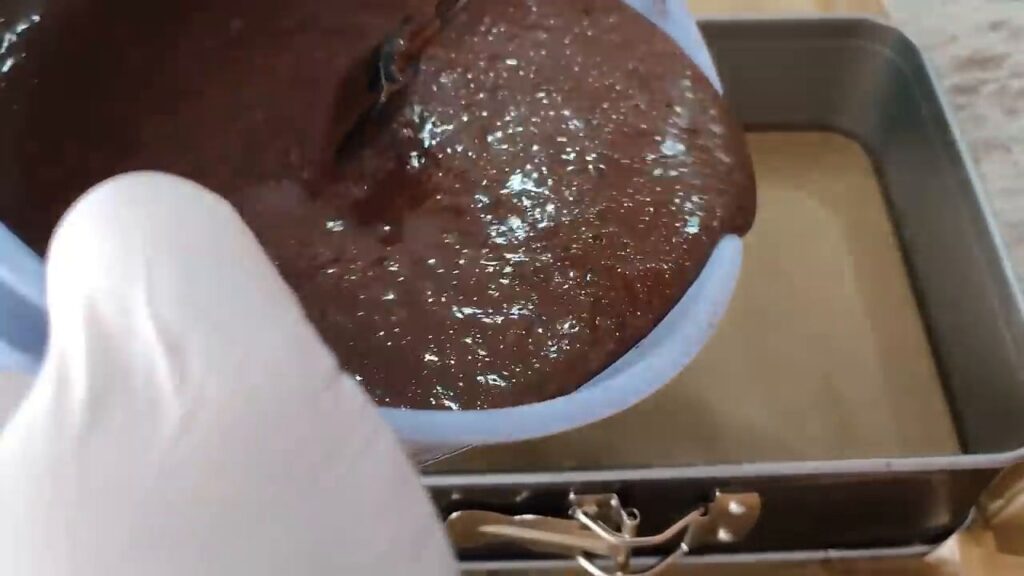 Exkluzivní kakaový dort plněný dvěma lahodnými krémy a zdobený čerstvými jahodami