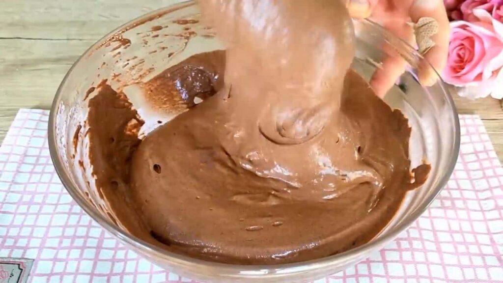 Kakaový dort se smetanovo-kakaovým krémem zdobený čokoládou – ideální ke kávě