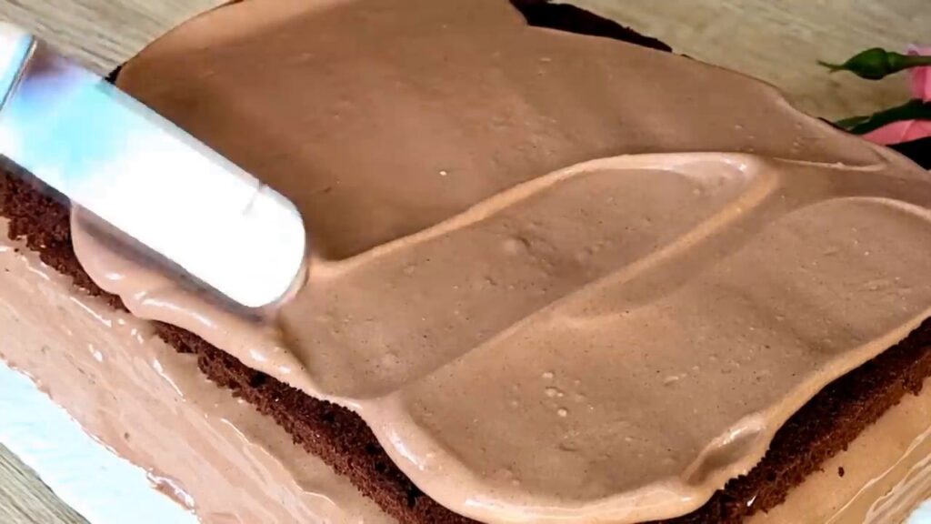 Kakaový dort se smetanovo-kakaovým krémem zdobený čokoládou – ideální ke kávě