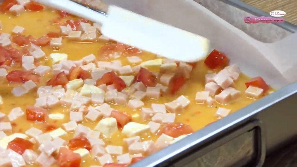 Zapečená vaječná roláda se šunkou, sýrem a rajčaty – jednoduchá večeře hotová!