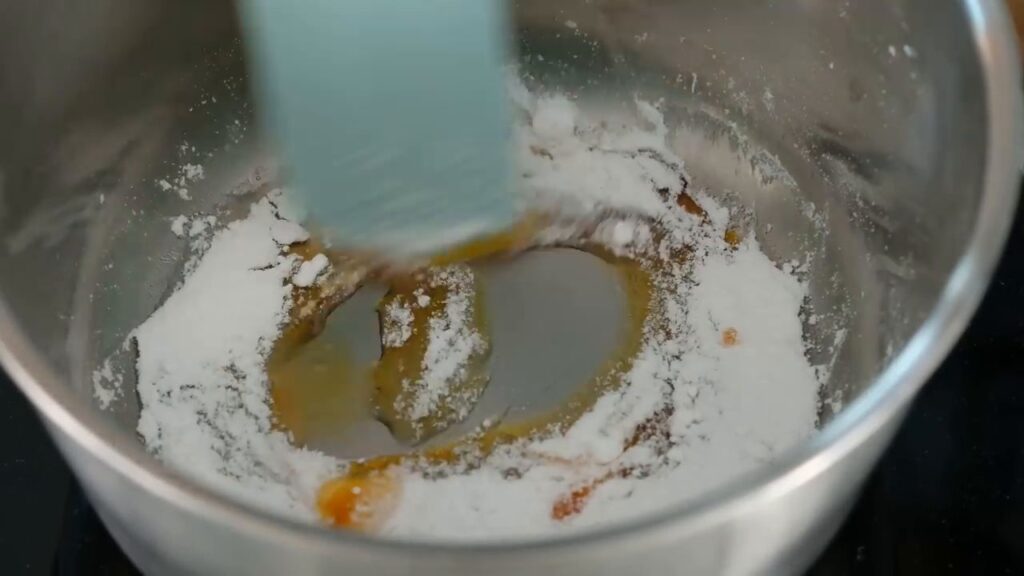 Karamelizované banány se smetanovým krémem podávané ve sklenicích, zdobené čokoládou