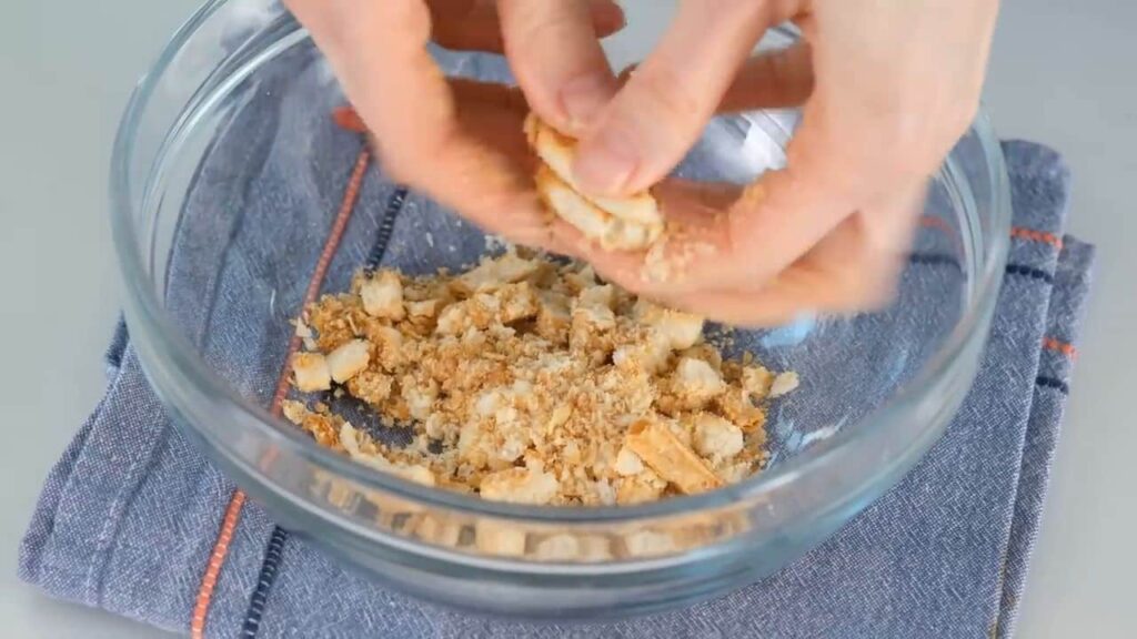 Karamelizované banány se smetanovým krémem podávané ve sklenicích, zdobené čokoládou