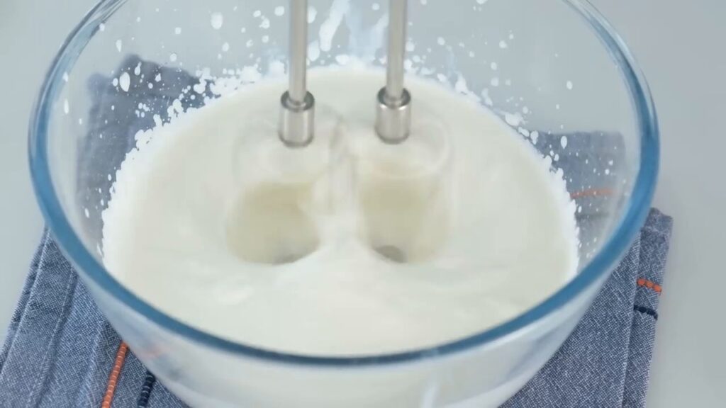 Karamelizované banány se smetanovým krémem podávané ve sklenicích, zdobené čokoládou