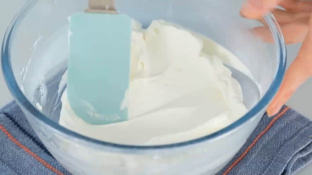 Karamelizované banány se smetanovým krémem podávané ve sklenicích, zdobené čokoládou